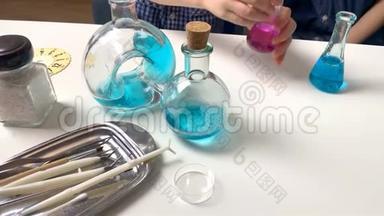 孩子们，<strong>小</strong>学</strong>的男孩，在玻璃瓶中用有色液体进行化学<strong>实验</strong>，这是一个<strong>科学</strong>的概念。 4公里